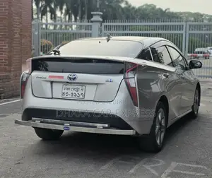 Toyota Prius 4dr Hatchback (1.8L 4cyl Gas/Electric Hybrid CVT) 2016