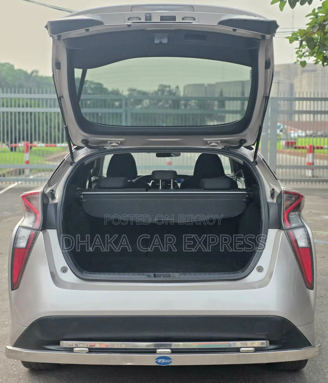 Toyota Prius 4dr Hatchback (1.8L 4cyl Gas/Electric Hybrid CVT) 2016