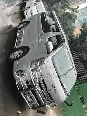 টয়োটা হাইএস এসভি প্রিমিয়াম ২০১৩ সাদা