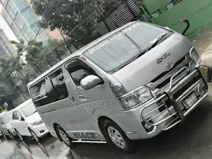 টয়োটা হাইএস এসভি প্রিমিয়াম ২০১৩ সাদা