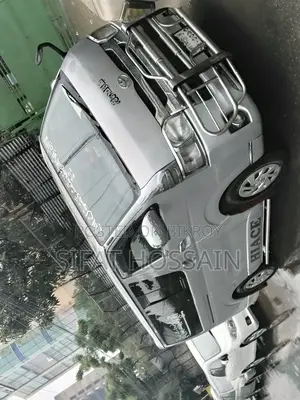 টয়োটা হাইএস এসভি প্রিমিয়াম ২০১৩ সাদা
