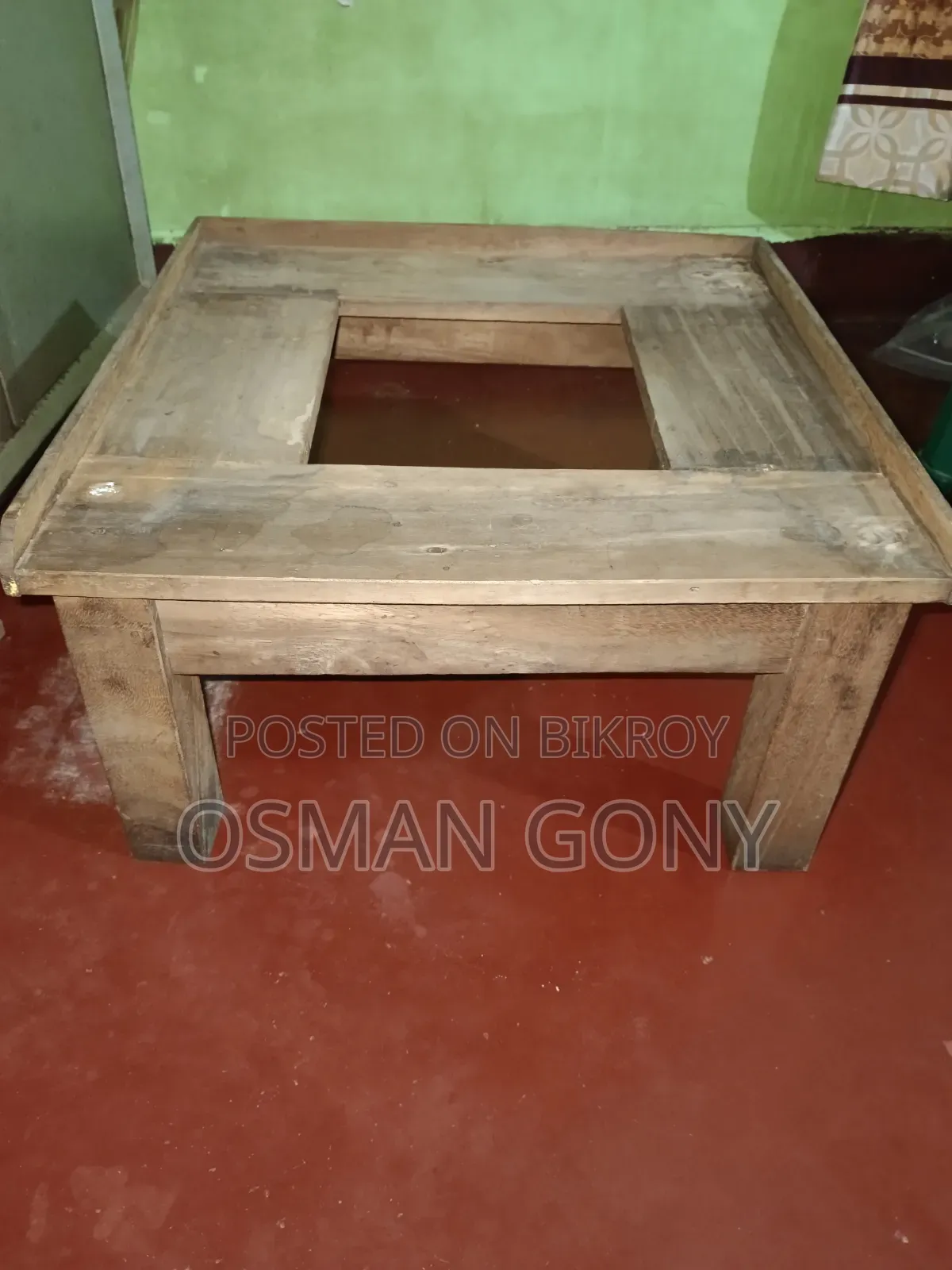 প্রিজের ষ্টান / প্রিজ রাখার চৌকি।