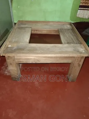 প্রিজের ষ্টান / প্রিজ রাখার চৌকি।