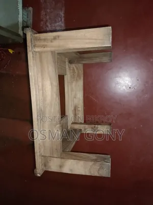 প্রিজের ষ্টান / প্রিজ রাখার চৌকি।