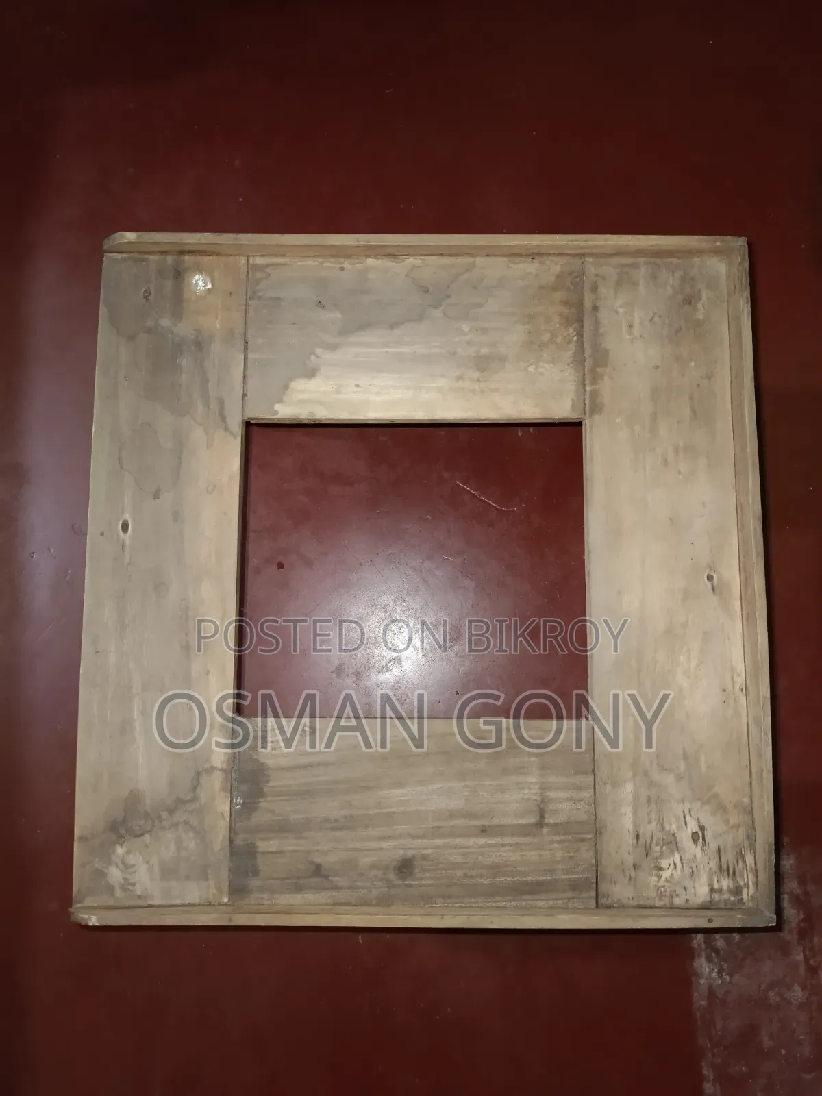 প্রিজের ষ্টান / প্রিজ রাখার চৌকি।