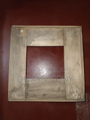 প্রিজের ষ্টান / প্রিজ রাখার চৌকি।