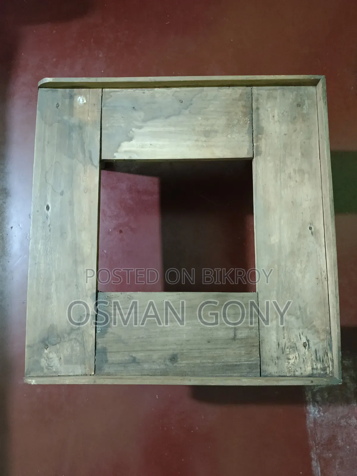প্রিজের ষ্টান / প্রিজ রাখার চৌকি।