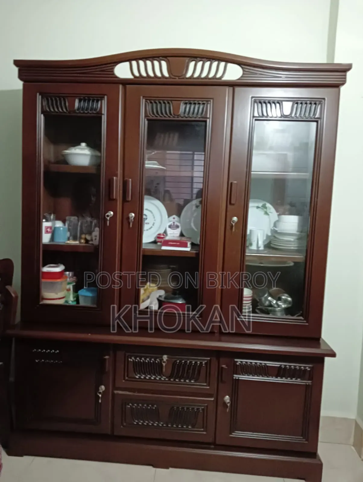 একদম নতুনের মতো শোকেস বিক্রি হবে