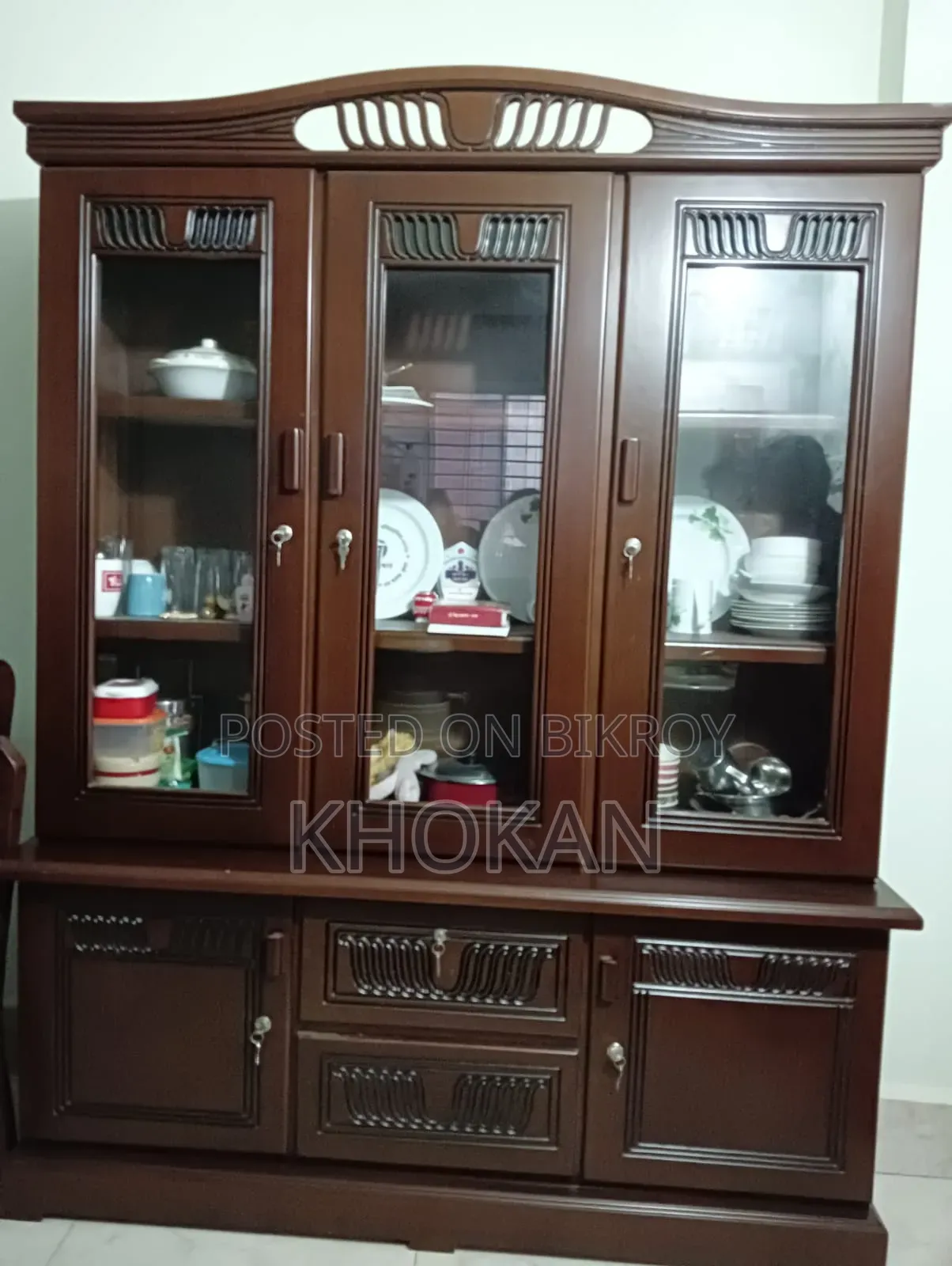 একদম নতুনের মতো শোকেস বিক্রি হবে