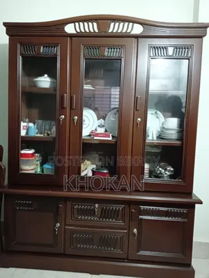 একদম নতুনের মতো শোকেস বিক্রি হবে