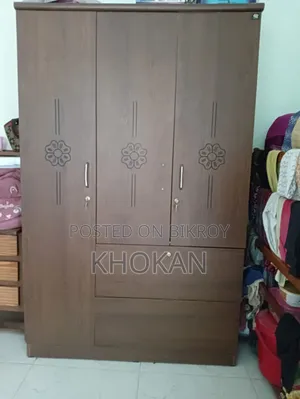 একদম ফ্রেশ আলমারি বিক্রয় হবে।