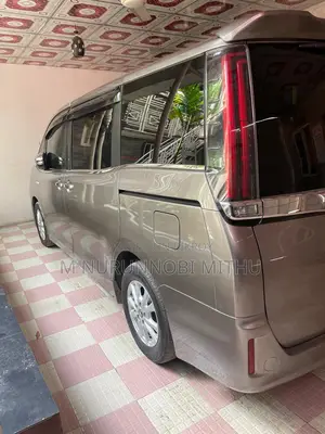 Toyota Noah 1.8 Four Wheel Drive Hybrid (7 Seater) 2018