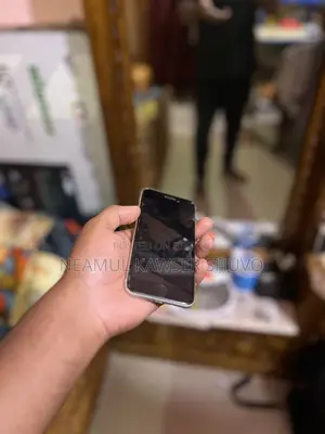অ্যাপল আইফোন এসই (২০২২) ৬৪ জিবি সাদা