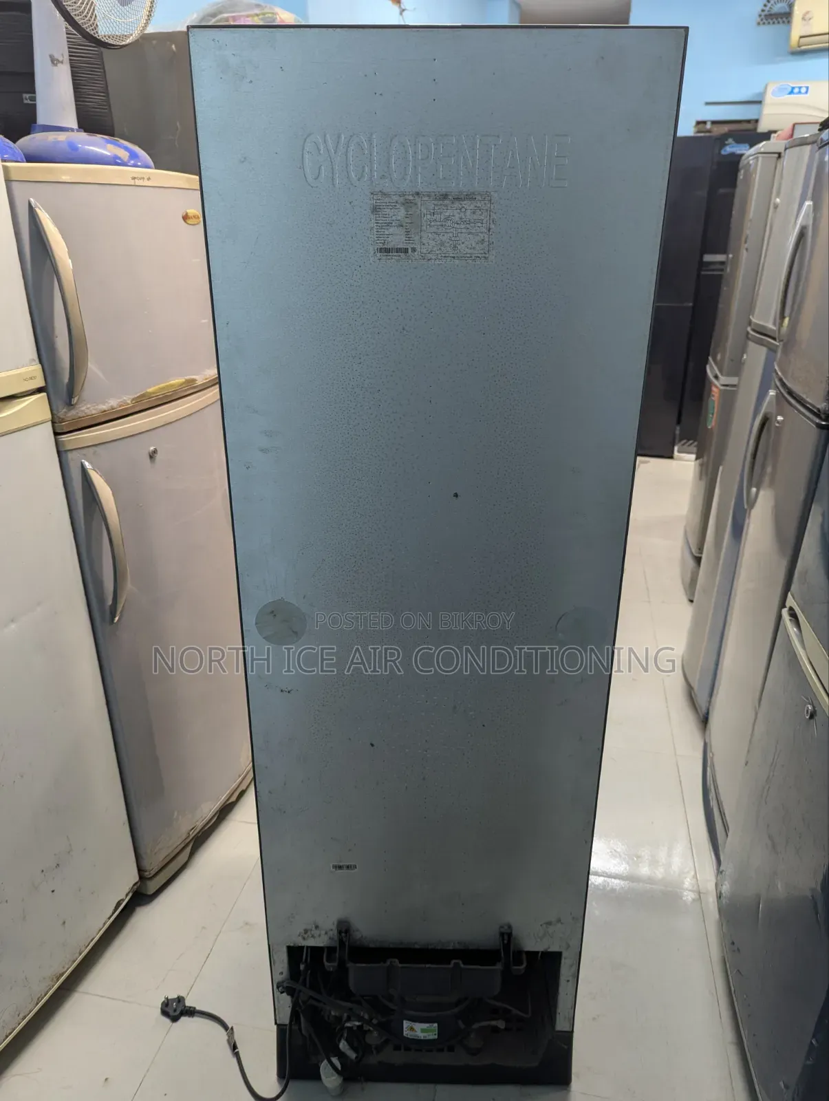 Walton Red Colour Glass Door 176 Ltr.