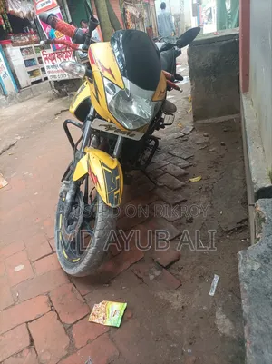 TVS Apache RTR 160 2V 2016 Yellow