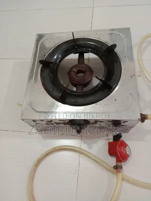 গ্যাস সহ গ্যাস সিলিন্ডার এবং চুলা।