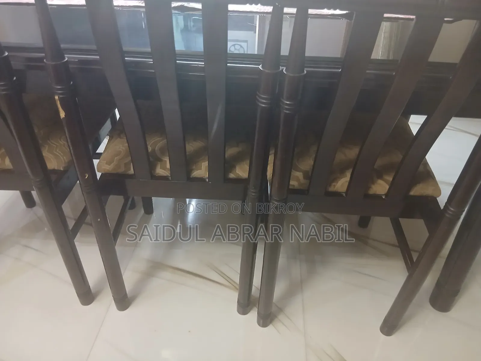 ডাইনিং টেবিল