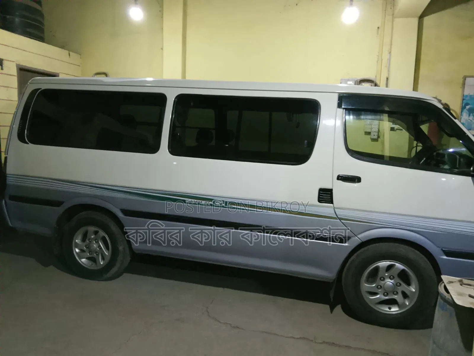 Toyota HiAce Siyaya 2004 White
