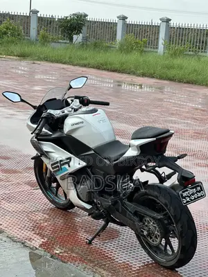 নতুন CFMoto 300SR 2025 সাদা