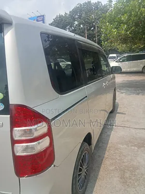Toyota Noah 2.0 143hp AWD (8 Seater) 2012 Silver