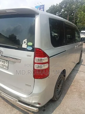 Toyota Noah 2.0 143hp AWD (8 Seater) 2012 Silver