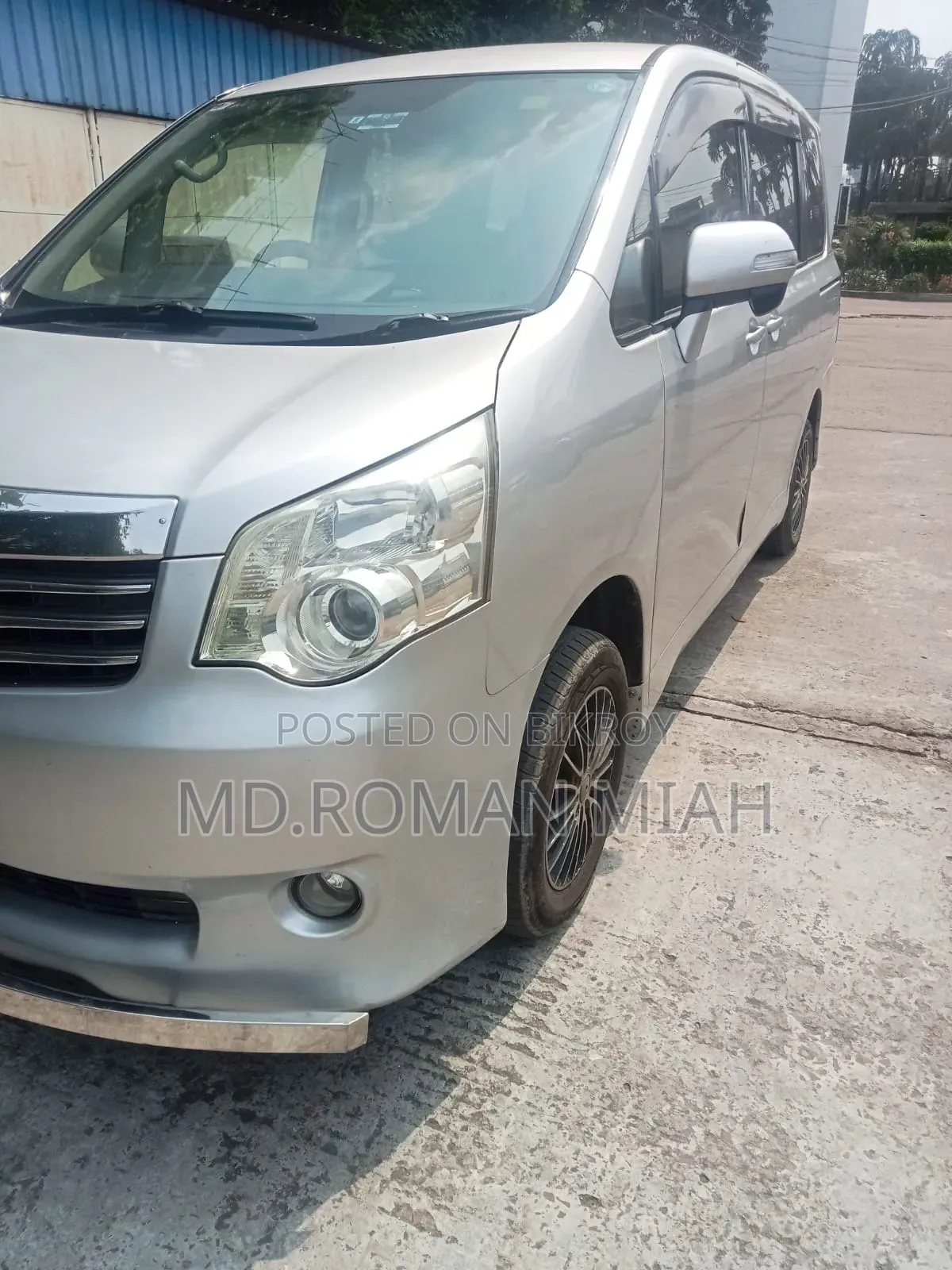Toyota Noah 2.0 143hp AWD (8 Seater) 2012 Silver