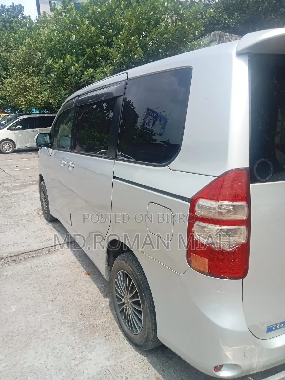 Toyota Noah 2.0 143hp AWD (8 Seater) 2012 Silver
