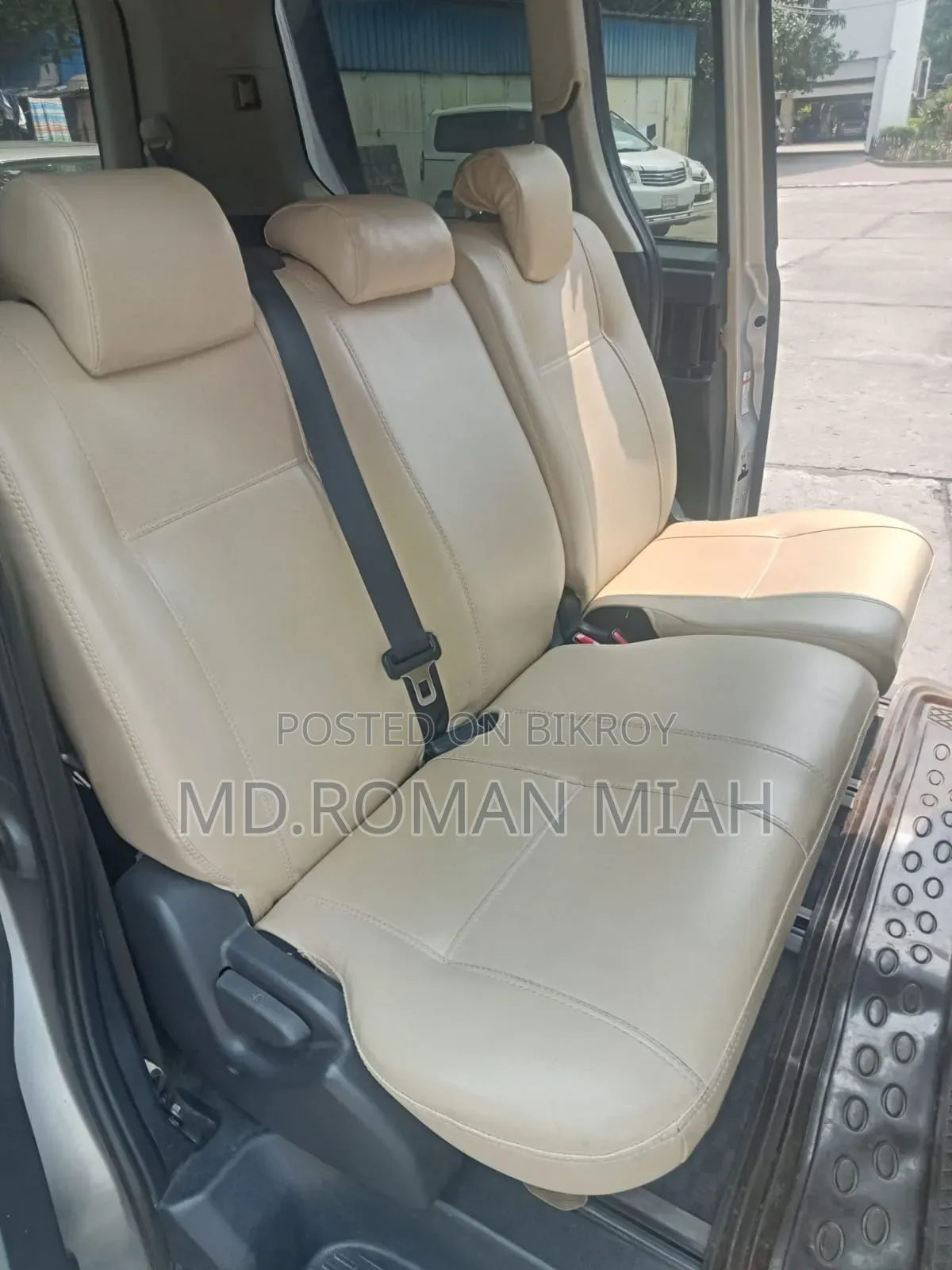 Toyota Noah 2.0 143hp AWD (8 Seater) 2012 Silver
