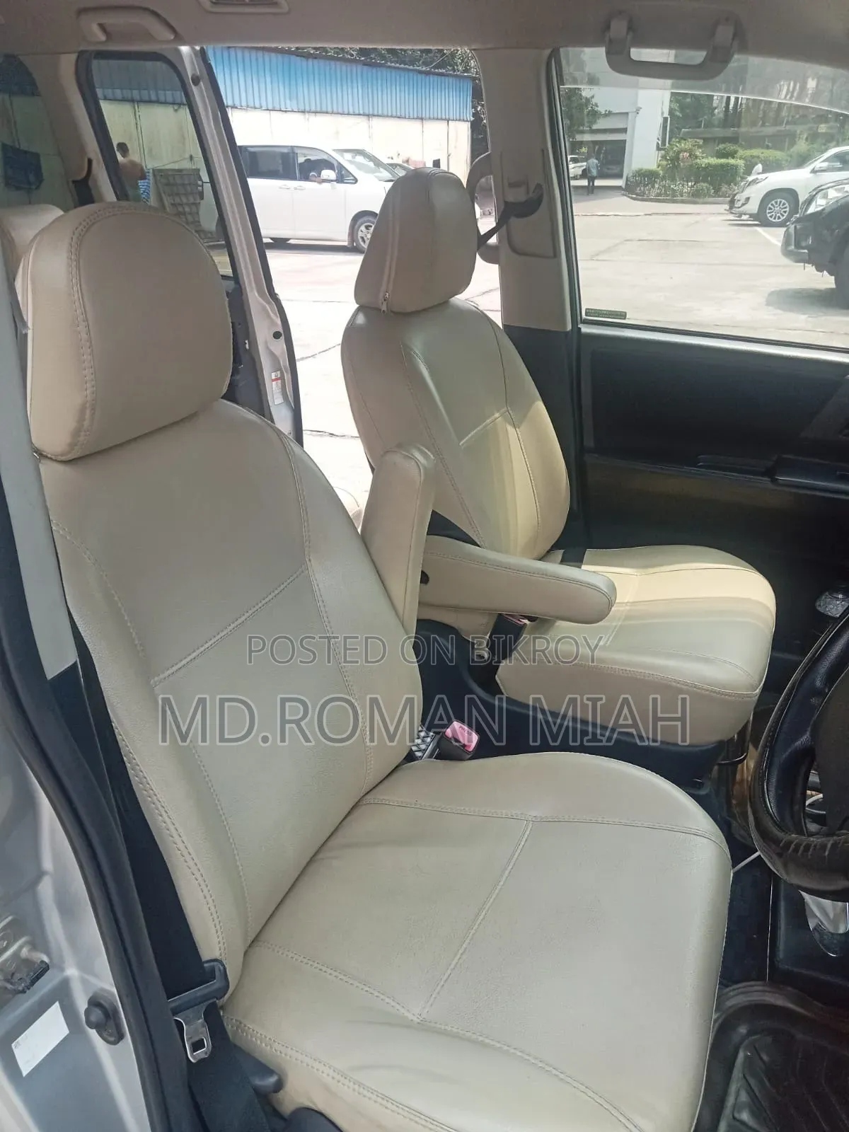 Toyota Noah 2.0 143hp AWD (8 Seater) 2012 Silver