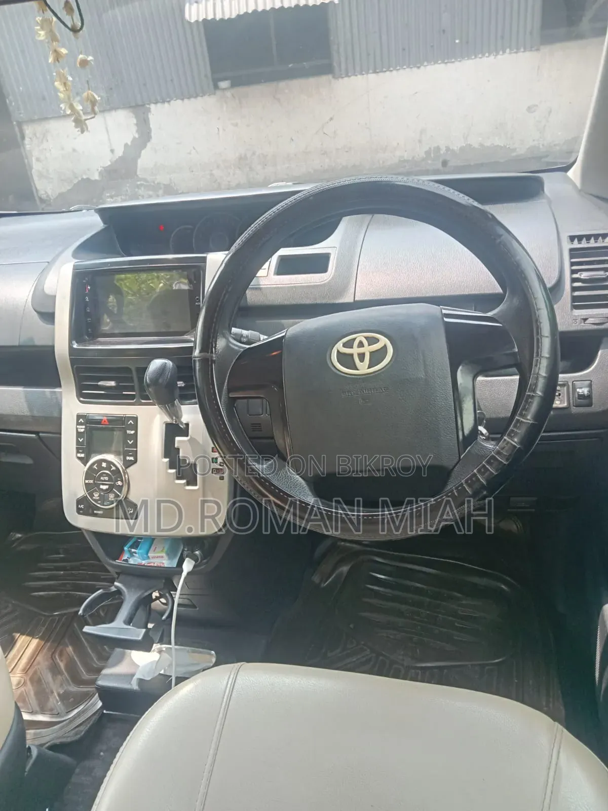 Toyota Noah 2.0 143hp AWD (8 Seater) 2012 Silver