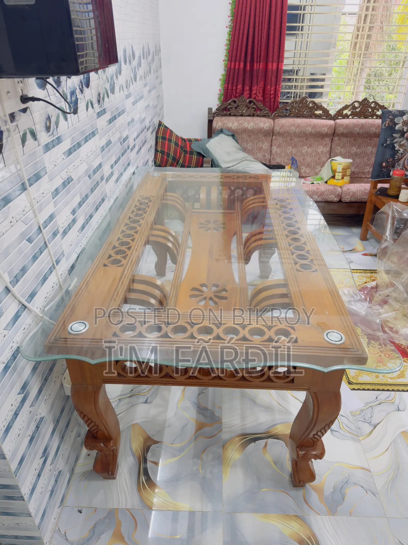 ডাইনিং টেবিল