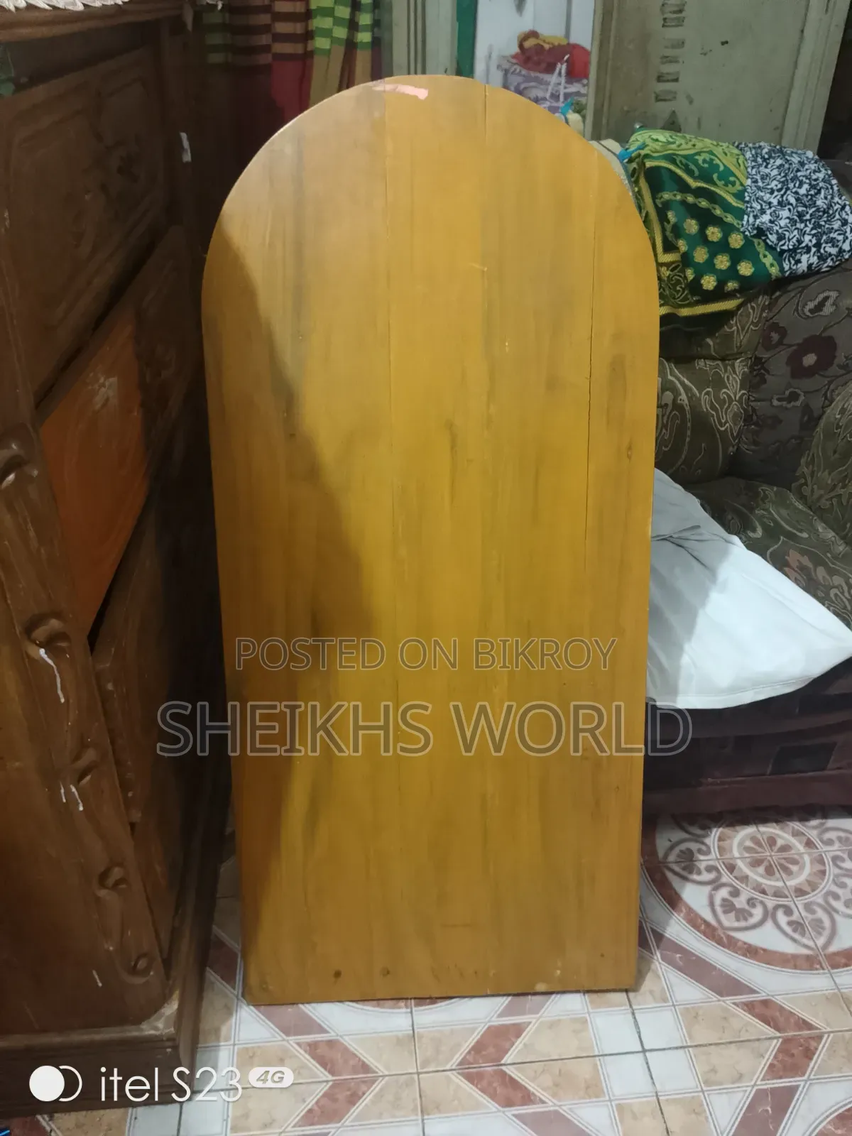 আকাশি কাটের একটি টেবিল ও চারটি চেয়ার, একটি নামাজের চকি বিক্রি হবে