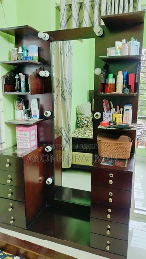 ড্রেসিং টেবিল