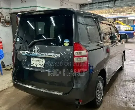 টয়োটা নোয়া ২০০৯ গ্রে