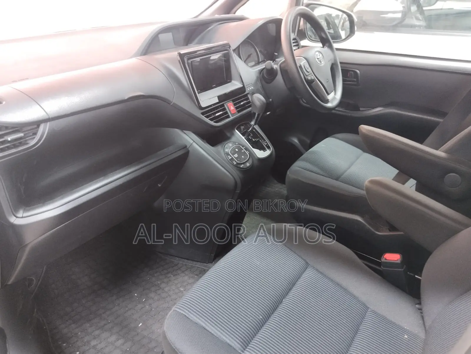 Toyota Noah 2021 Silver
