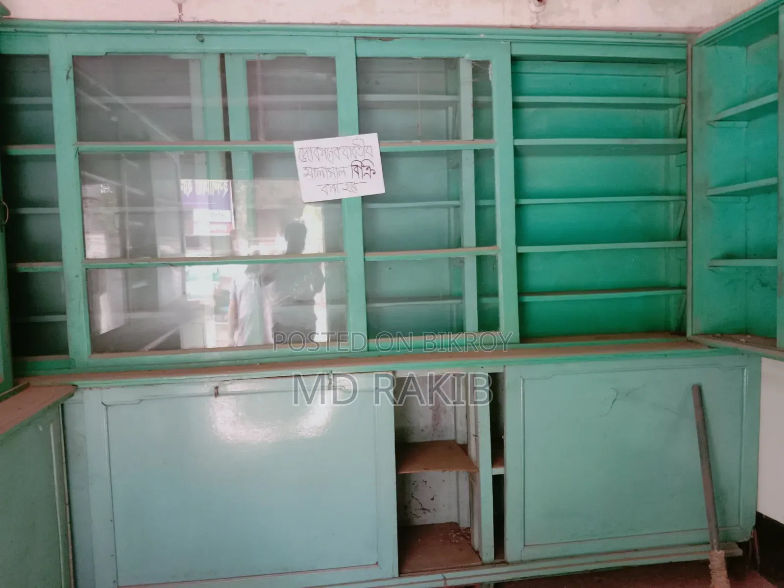 দোকানের ফার্নিচার বিক্রি করা হবে