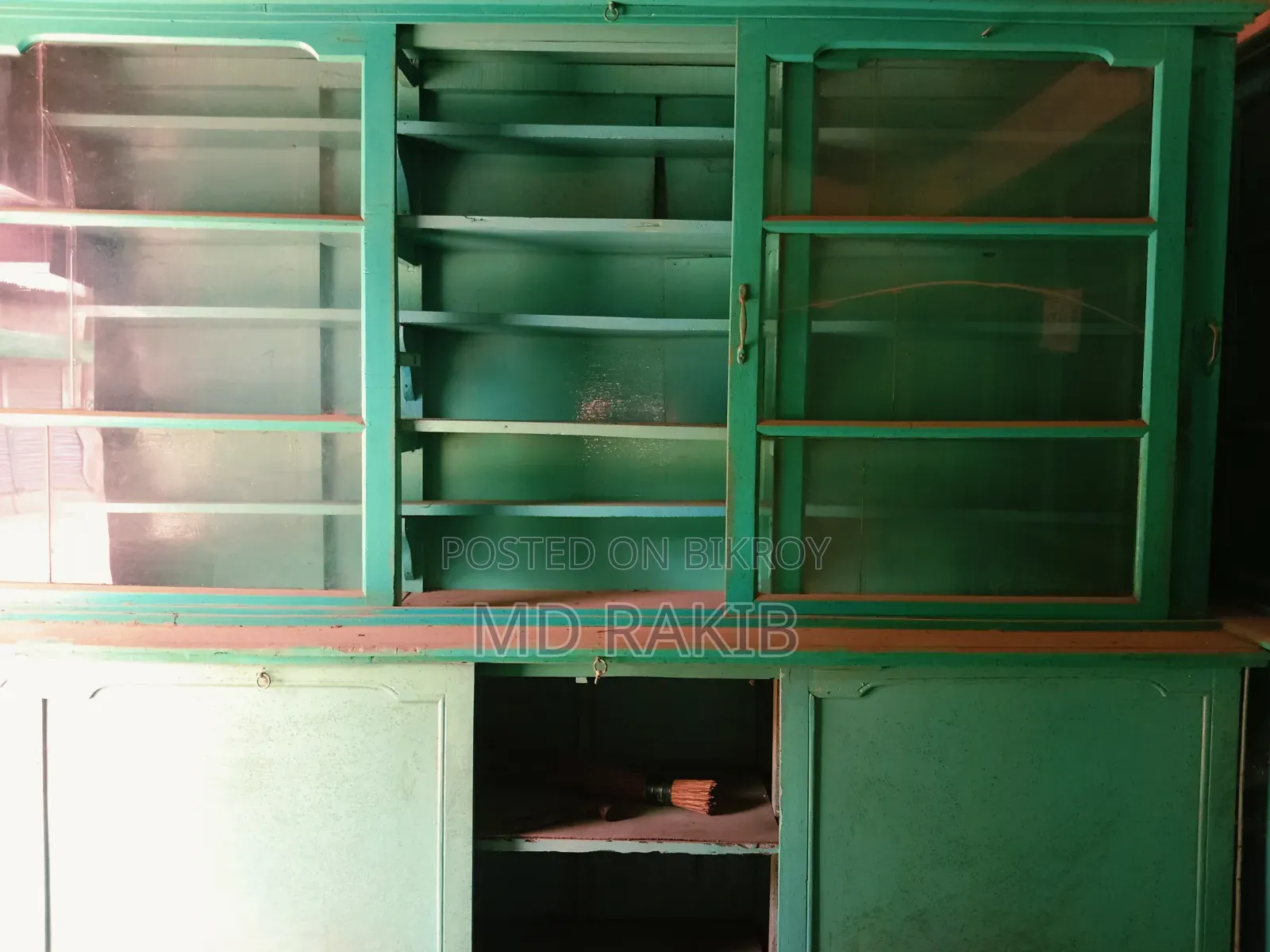 দোকানের ফার্নিচার বিক্রি করা হবে
