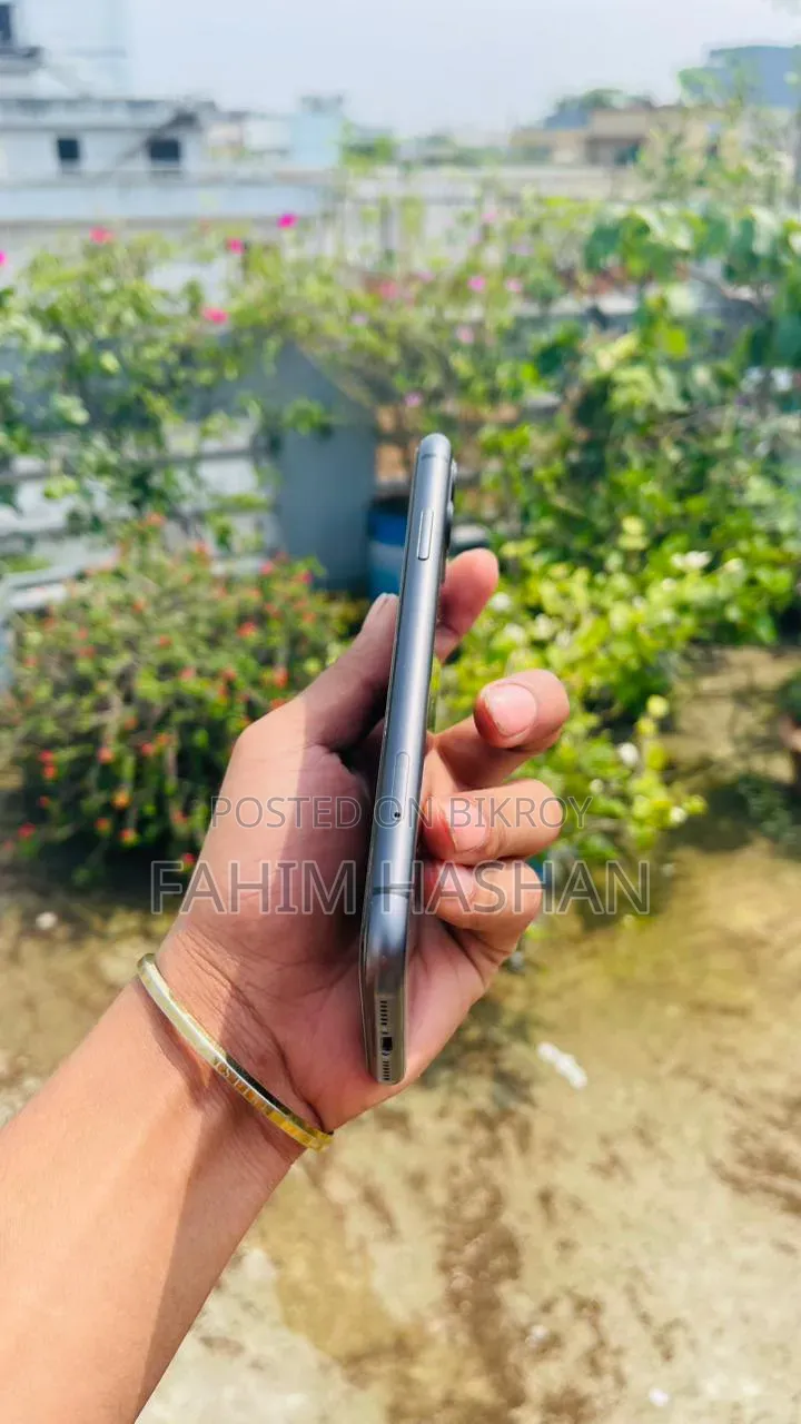 New Apple iPhone 11 64 GB Black