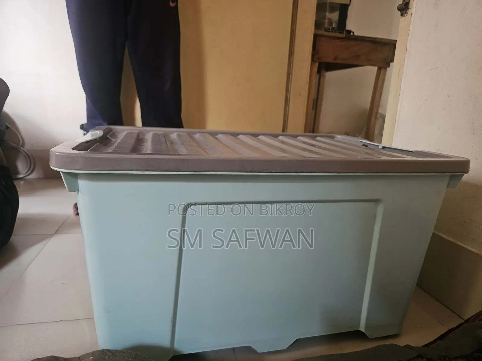 A 52-liter box for sale, in absolutely fresh condition.