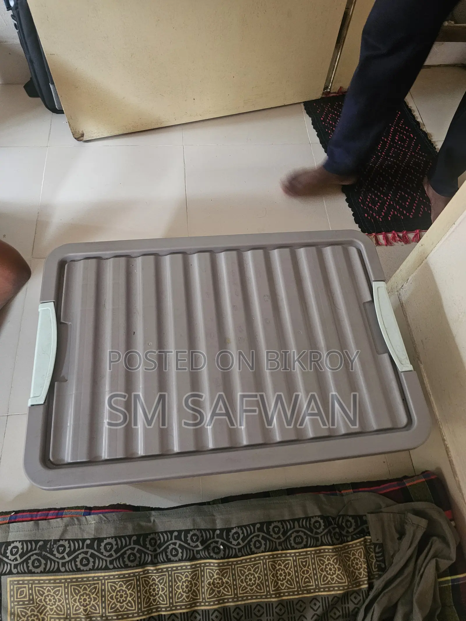 A 52-liter box for sale, in absolutely fresh condition.