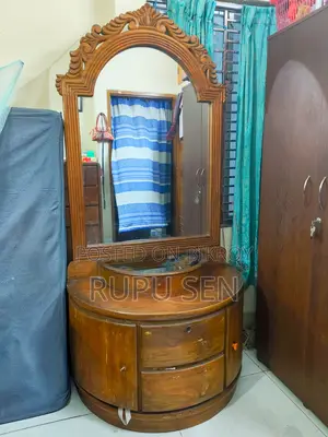 ড্রেসিং টেবিল