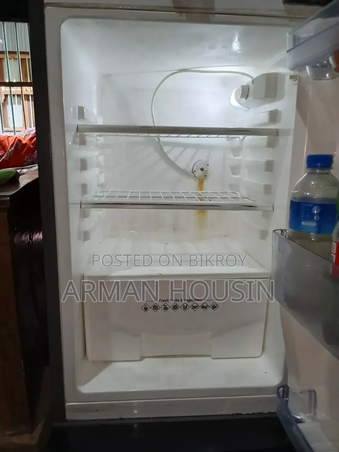 অনেক ভালে একটি ফ্রিজ