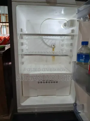 অনেক ভালে একটি ফ্রিজ