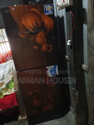 অনেক ভালে একটি ফ্রিজ