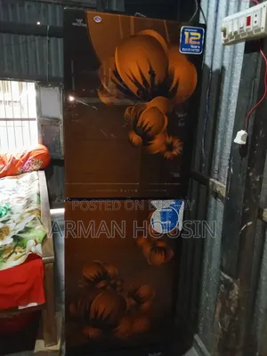 অনেক ভালে একটি ফ্রিজ