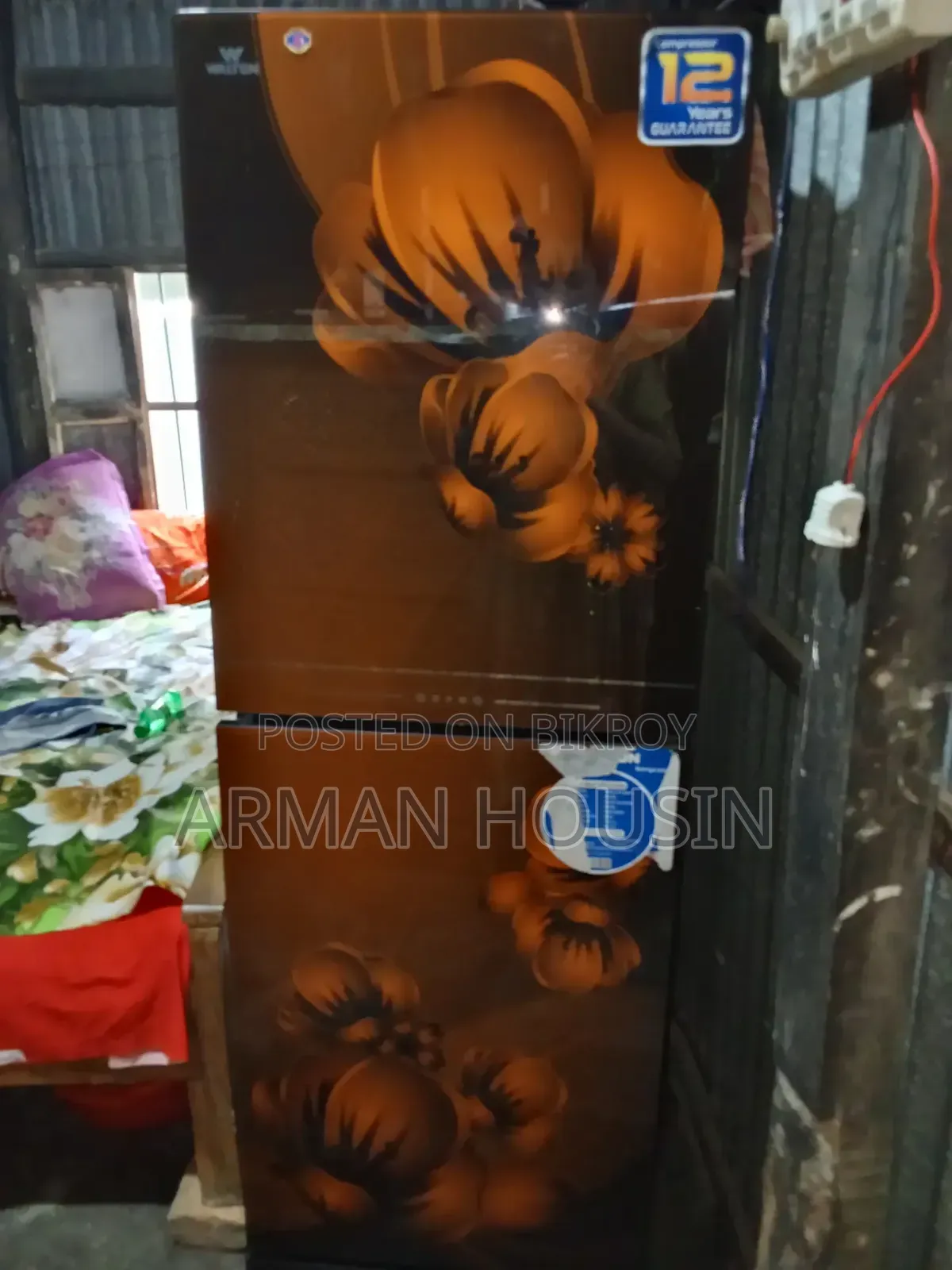 অনেক ভালে একটি ফ্রিজ