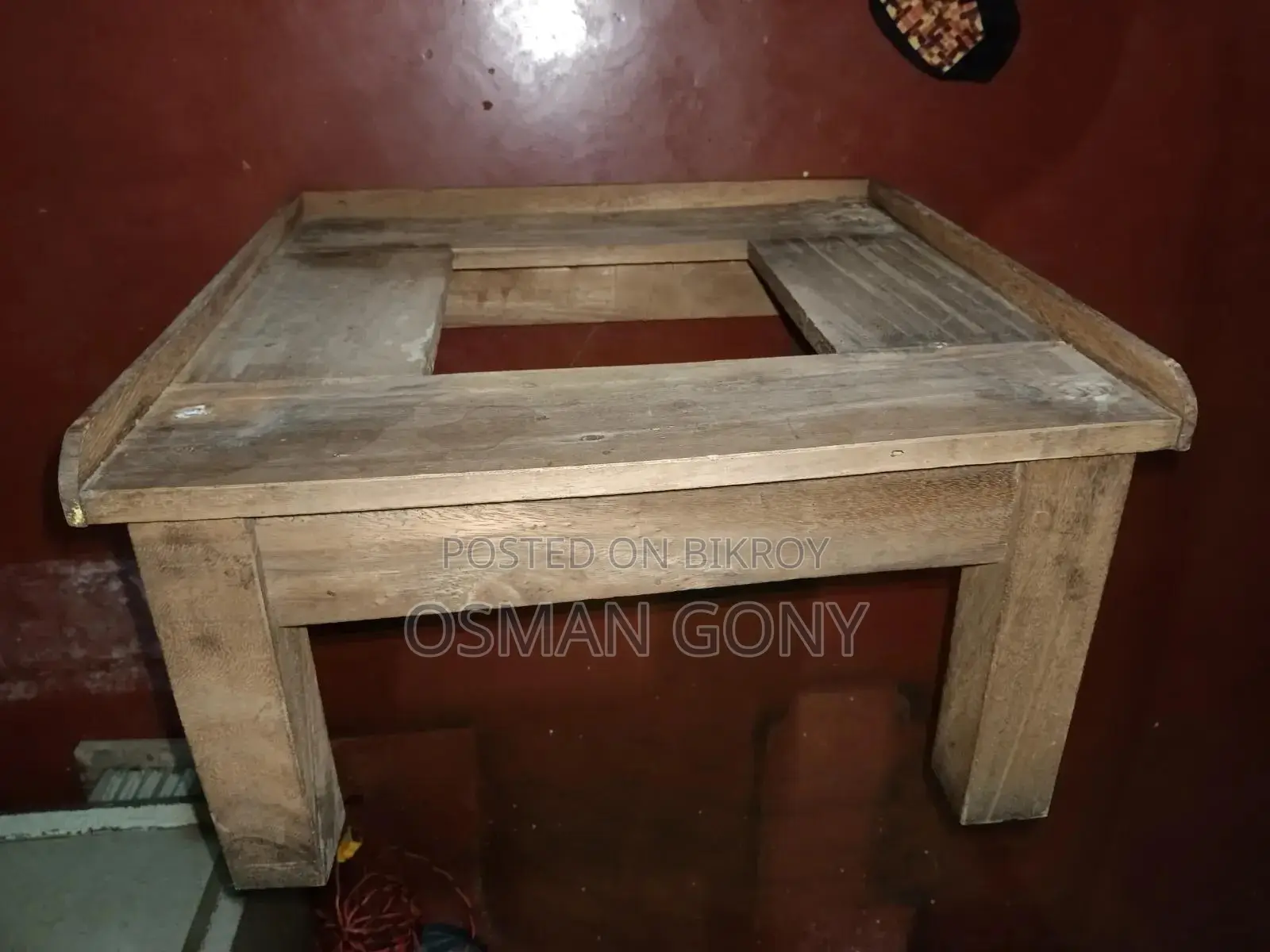 প্রিজের ষ্টান / প্রিজ রাখার চৌকি।