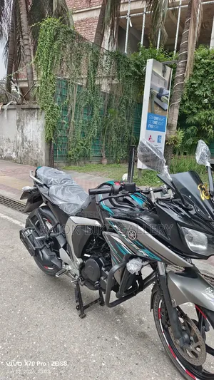 ইয়ামাহা ২০১৮ কালো