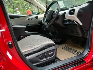 টয়োটা প্রিয়াস ২০১৯ মেরুন