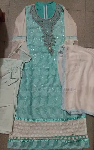 দুটি ড্রেস বিক্রি হবে 